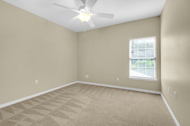 Building Photo - "Charming 3-Bedroom Townhouse Oasis in For...