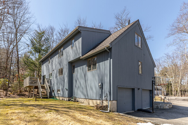 Building Photo - 421 E Hyerdale Dr