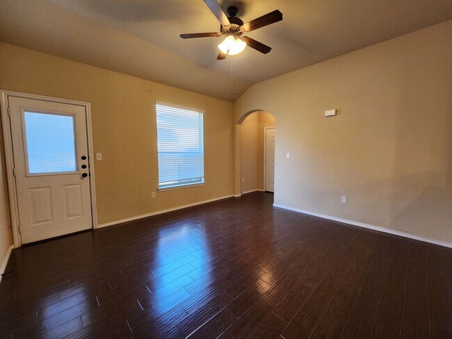 Building Photo - 3/2/2 Duplex Close To Creekside Shopping C...