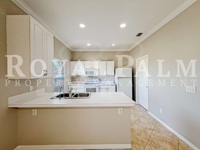 Building Photo - 906 Alfreda Ave