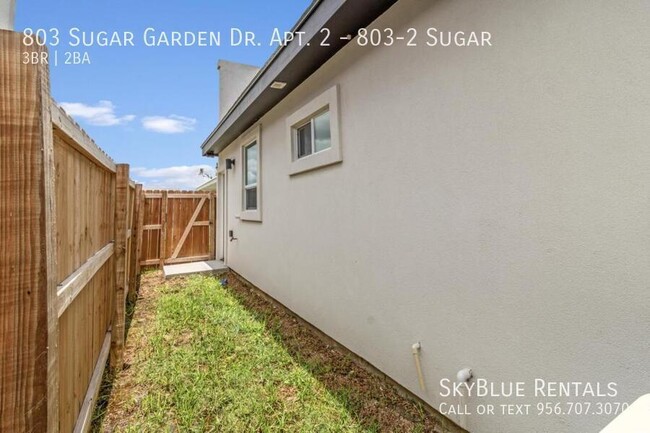 Building Photo - 803 Sugar Gdn Dr