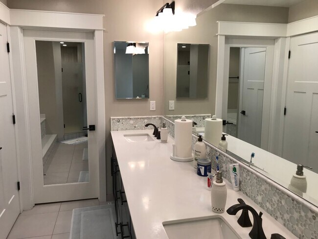 Building Photo - Gorgeous 3 bedroom home available now