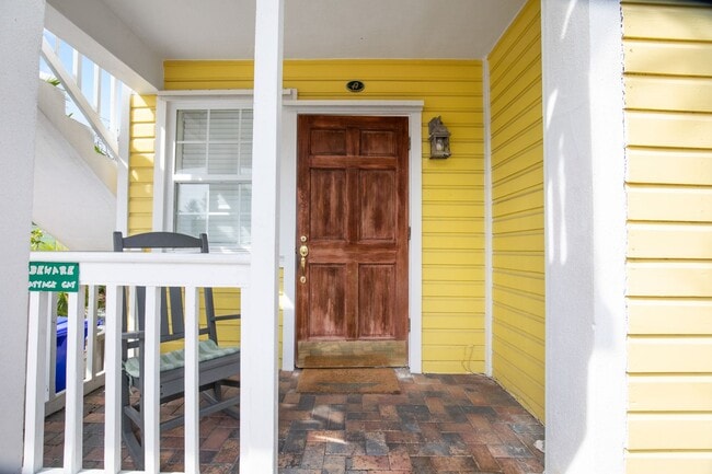 Building Photo - Beautifully Furnished 2-bedroom, 1-bathroom apartment 1 year lease