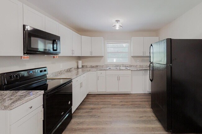 Building Photo - Hickory Hills Estates Home, a 8 minute walk to transit stop N Hairston Rd & 452