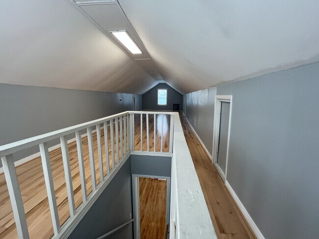 Building Photo - Spacious Multi-Level Living with Vaulted Ceilings and Backyard Access