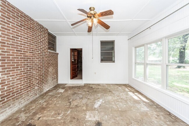Building Photo - 453 Wade Hampton Dr