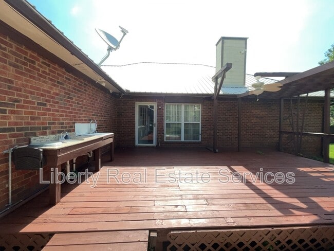 Building Photo - 380 Tremain Dr