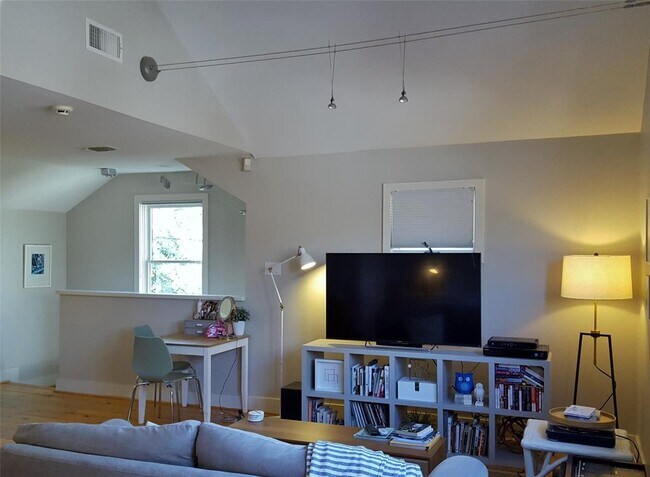 Building Photo - 1018 Highland St