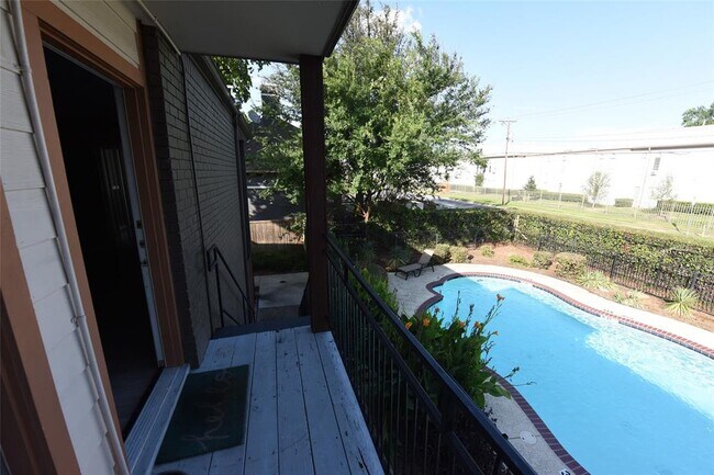 Building Photo - 2833 Kings Rd