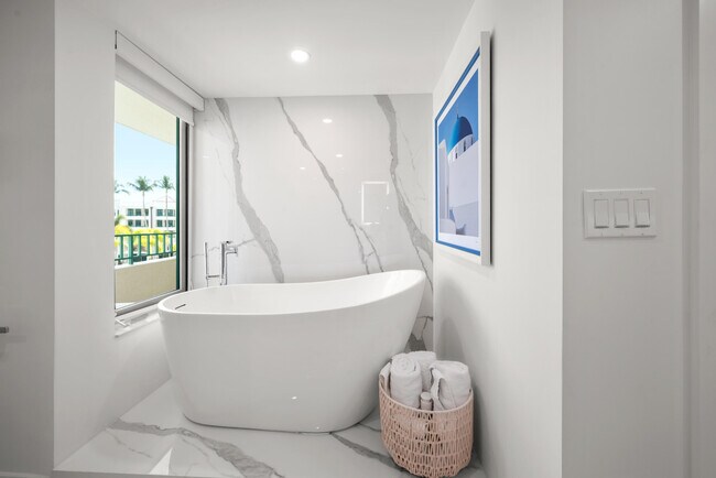 Building Photo - 100 SE 5th Ave