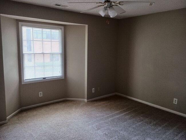 Building Photo - Easy Living