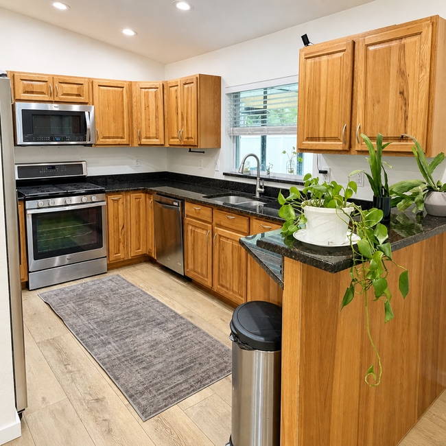 Building Photo - Updated 2/2/1 Home in Northeast St. Petersburg!