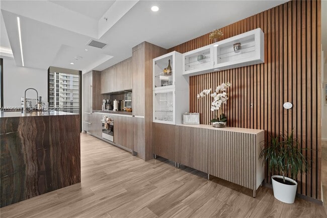 Building Photo - 801 S Miami Ave