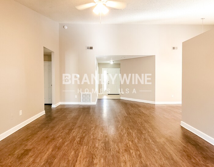 Building Photo - 542 Queensbridge Dr