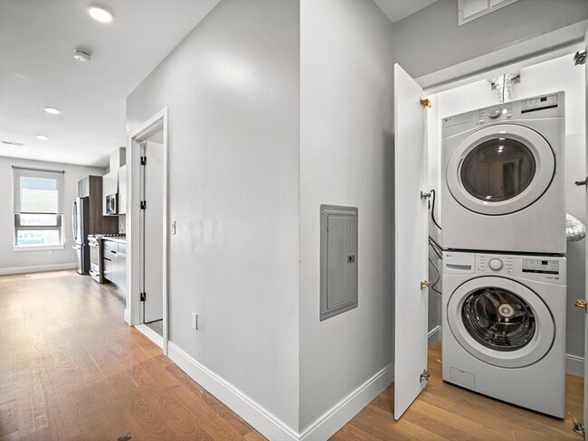 Building Photo - 9 Central St