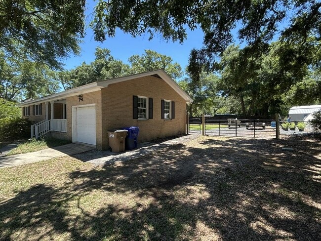 Building Photo - 1209 Julian Clark Rd