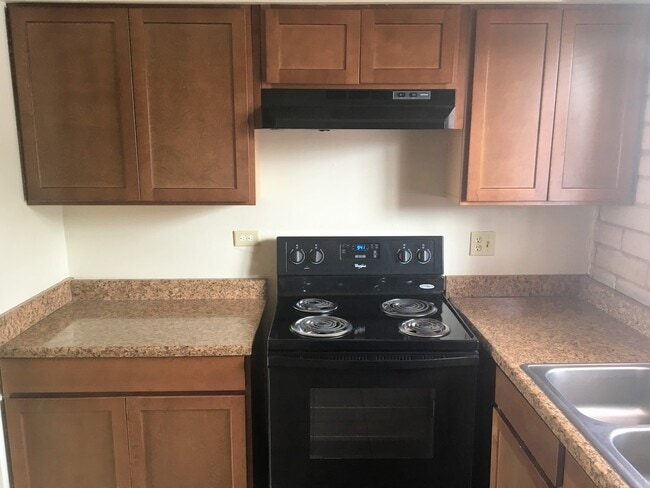 Building Photo - Pending/ Rented - Charming 2-Bedroom Home ...