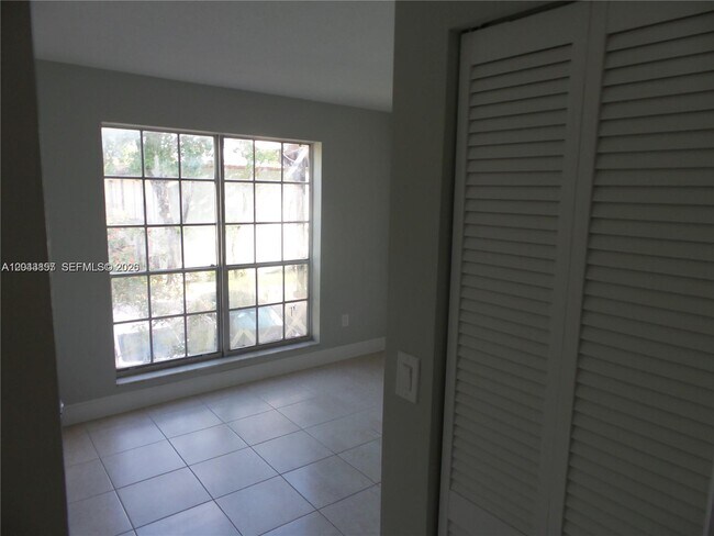 Building Photo - 10794 N Kendall Dr