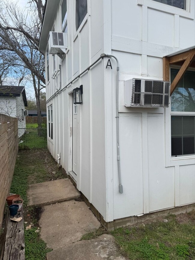 Building Photo - Cute 1/1 Apartment Near Downtown Bryan!