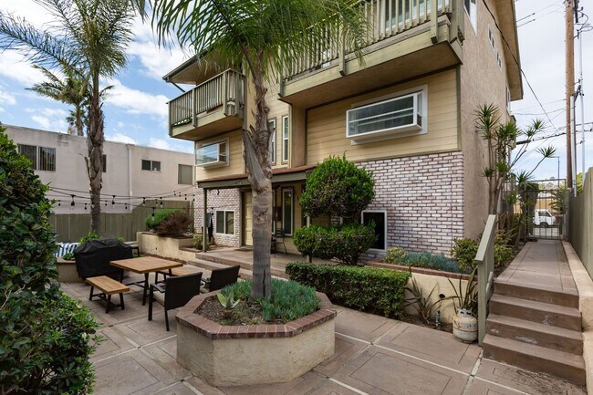 Building Photo - 776 Sapphire St