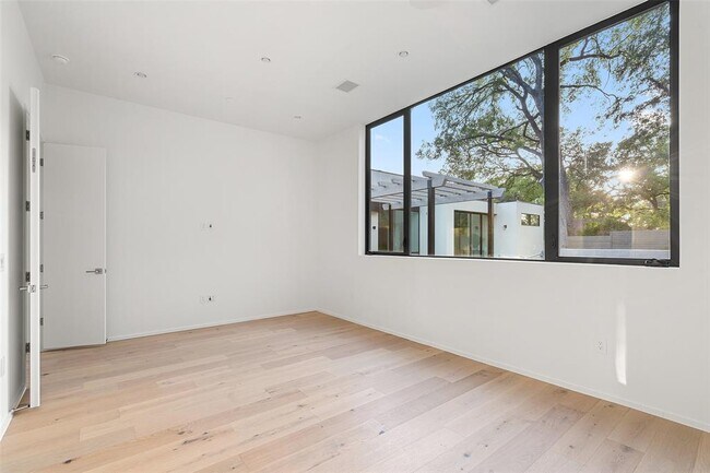 Building Photo - 2704 Mountain Laurel Dr