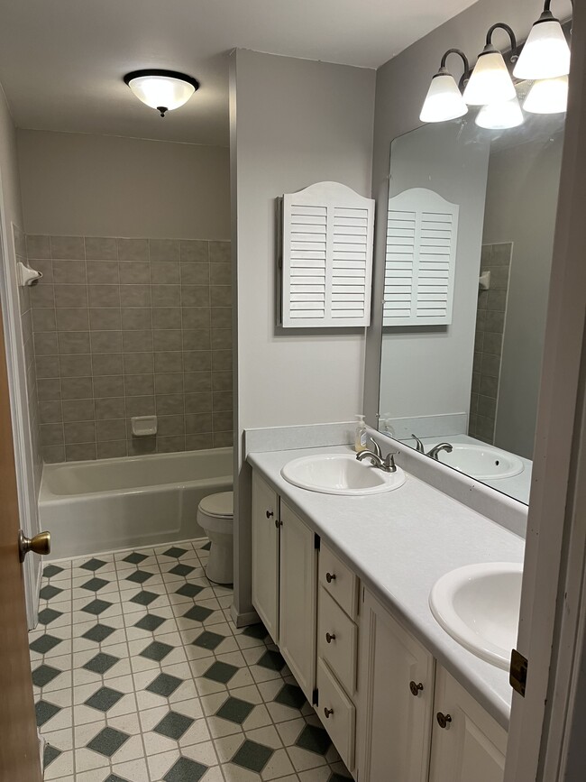 Building Photo - 30 Old Orchard Ln