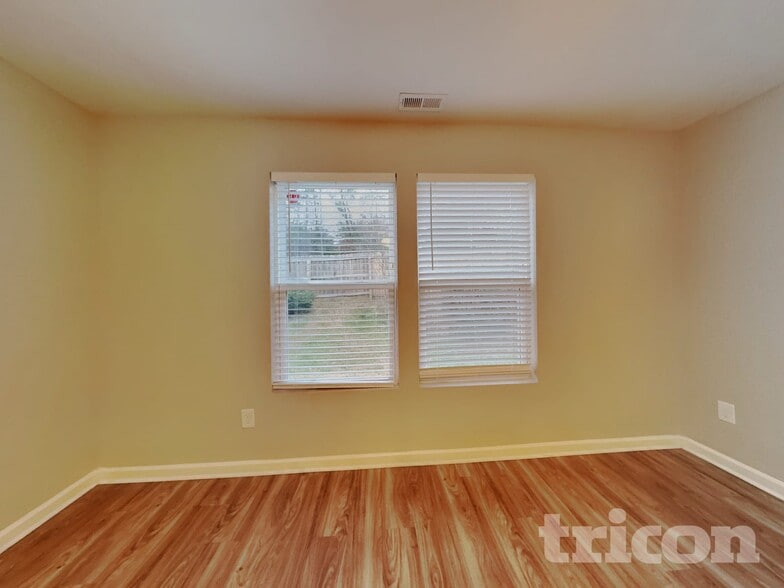 Building Photo - 304 Kendall Dr