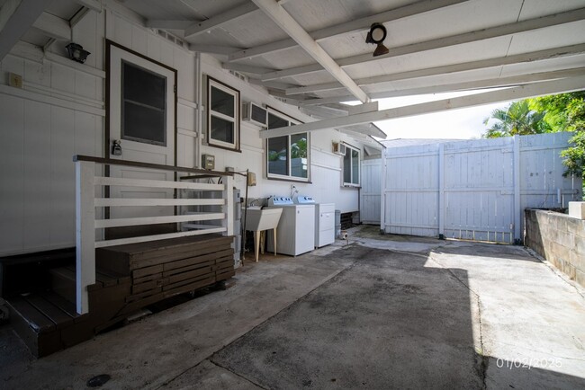 Building Photo - Charming Remodeled Duplex in Kaneohe - 2 B...