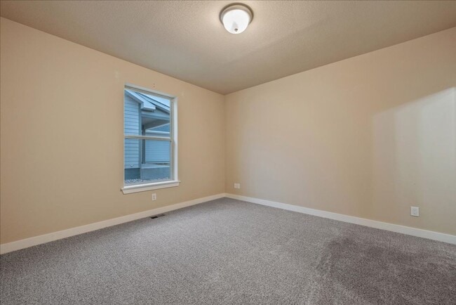 Building Photo - Modern, spacious, and move-in ready—this is the rental you’ve been waiting for!