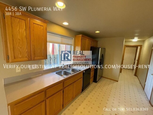 Building Photo - 4456 SW Plumeria Way