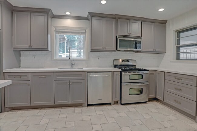 Building Photo - 9917 Cedardale Dr