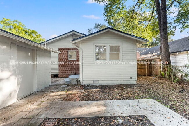 Building Photo - Renovated house with front and back porch