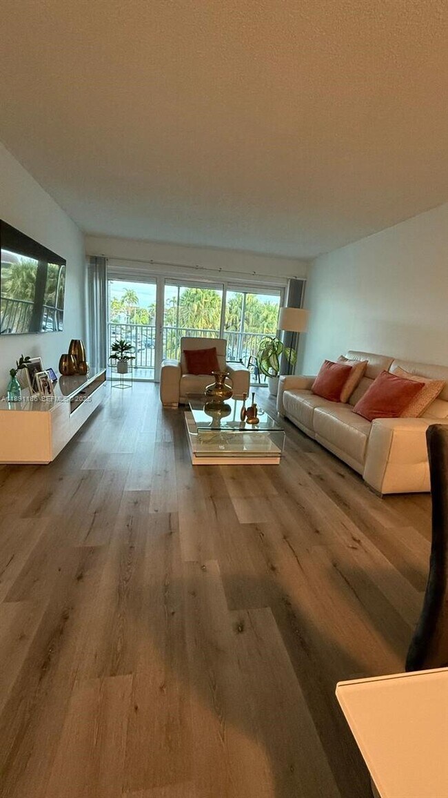 Building Photo - 140 Lakeview Dr