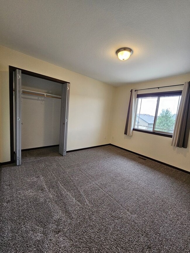 Building Photo - 3 BED | 2.5 BATH | SPLIT-FOYER HOME | DOUB...