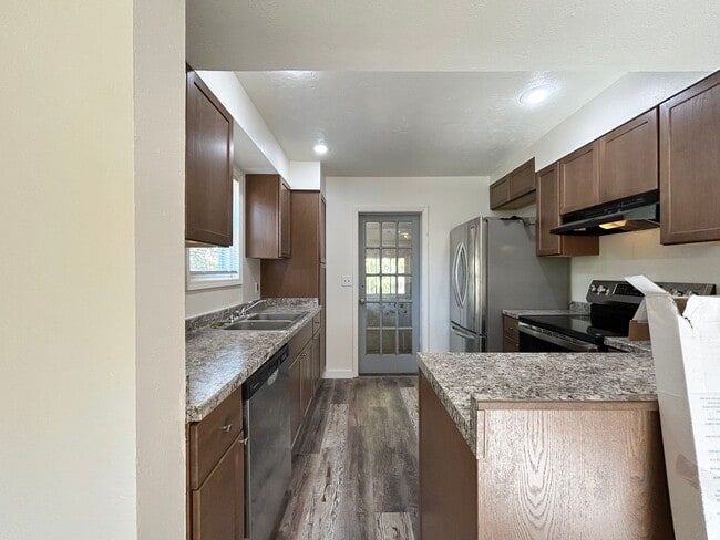 Building Photo - Serene 2 Bed, 1 Bath Home