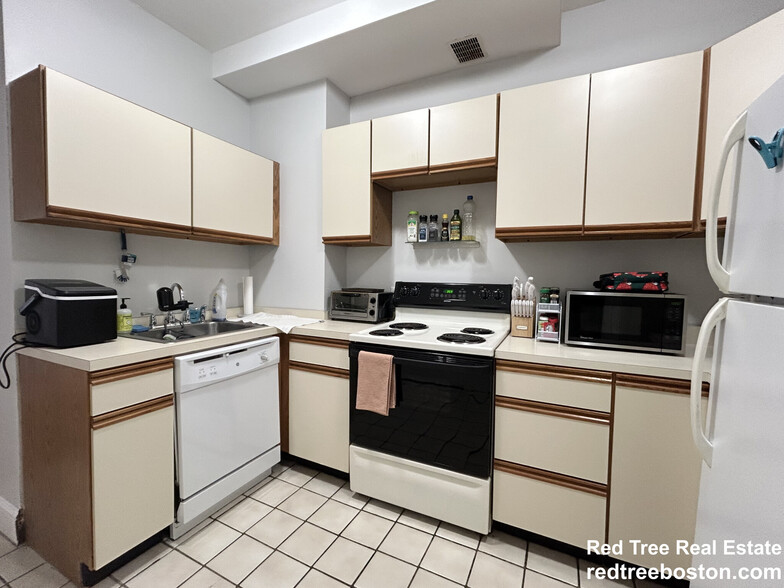 Apt #2 , 2bed - 175 Harvard St