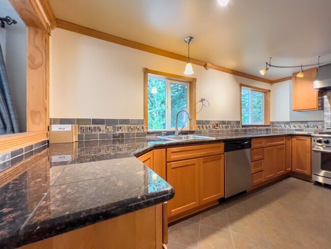 Building Photo - Country living 5 bed w/RV parking and 3 car garage!