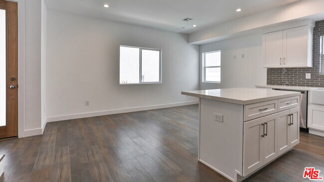 Building Photo - 3946 S Budlong Ave