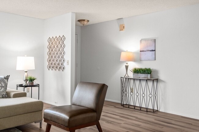 Building Photo - Renovated 2 Bedroom in Auburn!