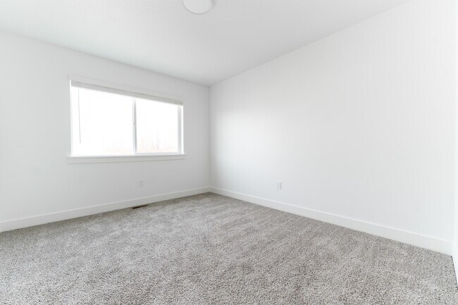 Building Photo - 48 410 W
