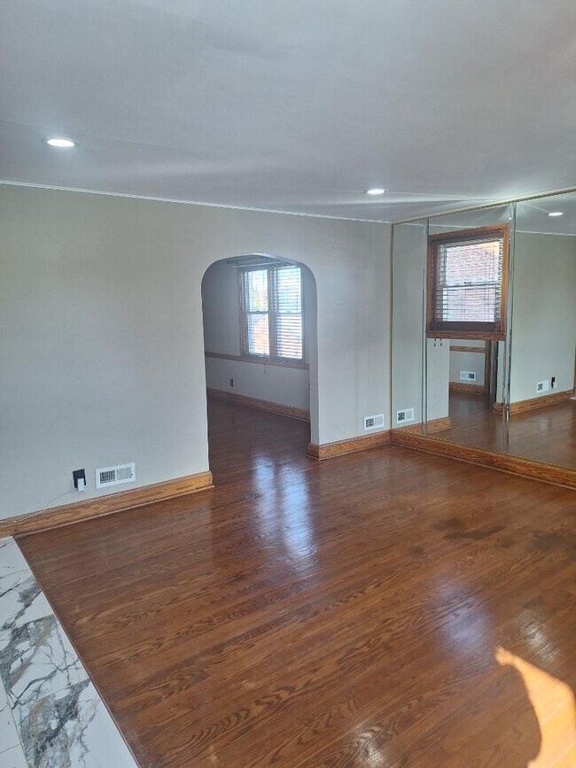 Building Photo - 5118 Pembroke Ave