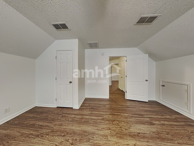Building Photo - 2049 Aberdeen Cir