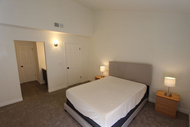 Building Photo - Short-Term Furnished Rental with Mountain Views | $500 Move-In Special