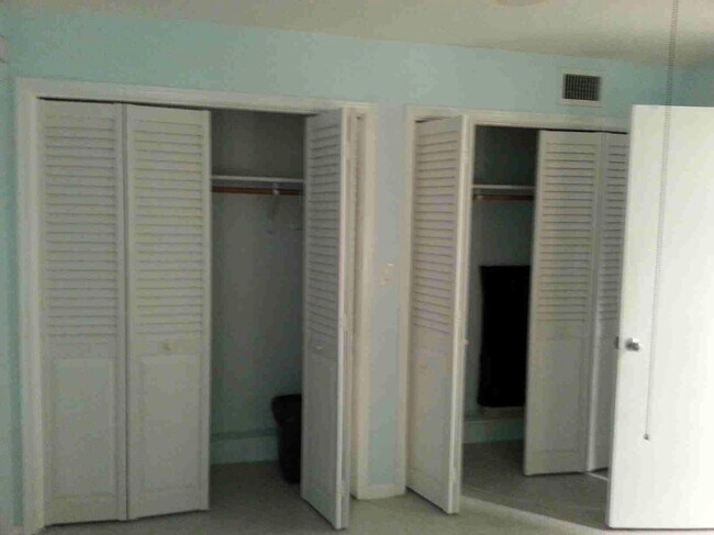 Building Photo - 300 Horizon W