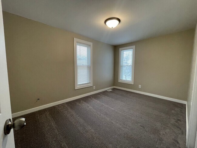 Building Photo - Nicely updated- Four Bedroom Home on the NE side of Grand Rapids!