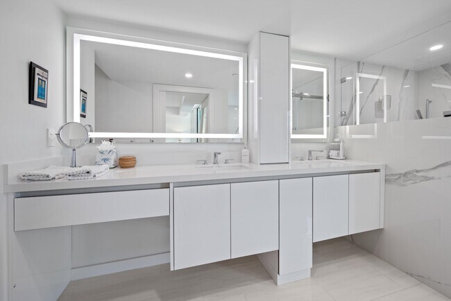 Building Photo - 100 SE 5th Ave