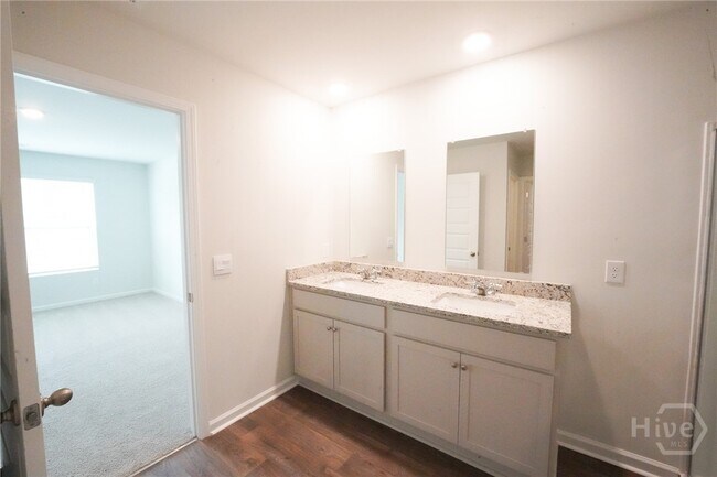 Building Photo - 112 Windrush Pnes