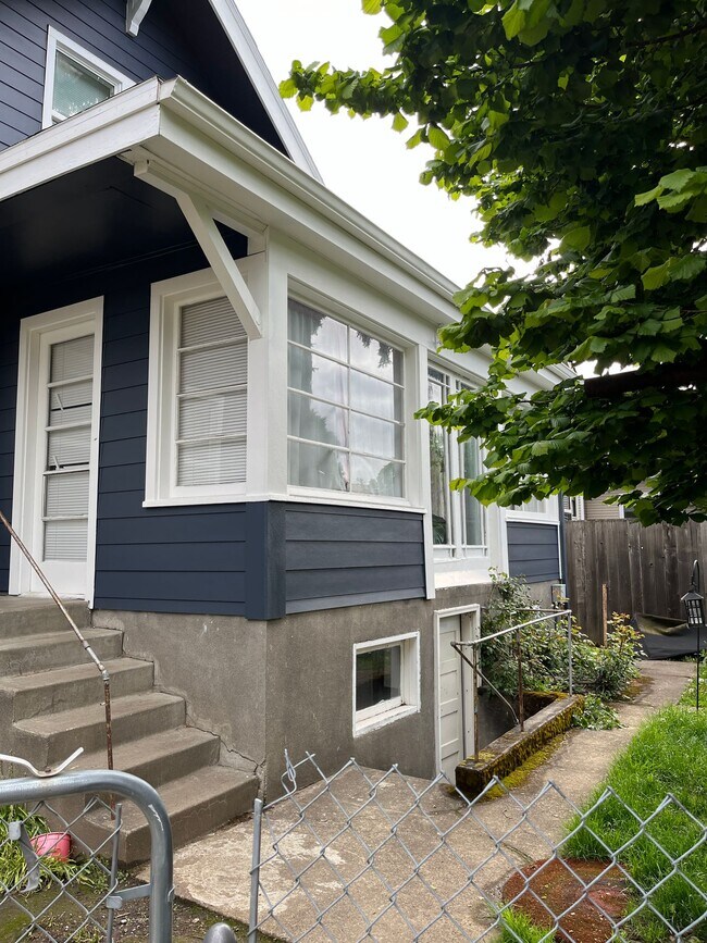 Building Photo - Very unique upper 1bed, great location! Ta...