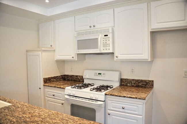 Building Photo - LEFFINGWELL #43 WHITTIER 90603 (2 BED / 2 BATH)