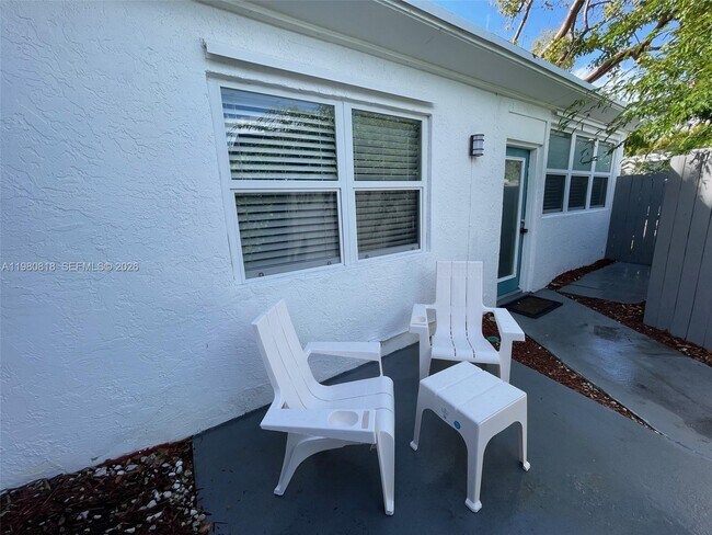 Building Photo - 305 NE 15th Ave